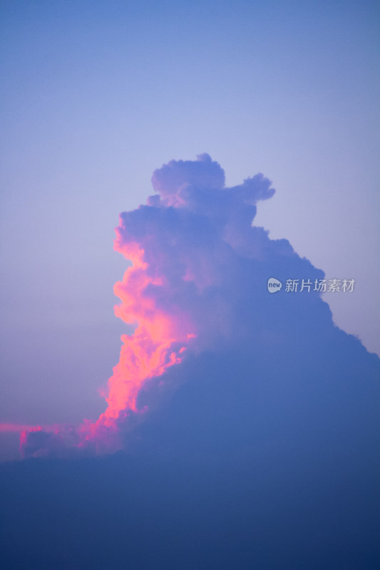 积雨云上的粉色晚霞