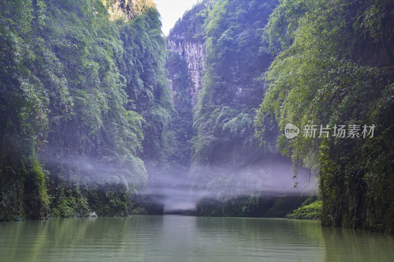 水汽弥漫的峡谷