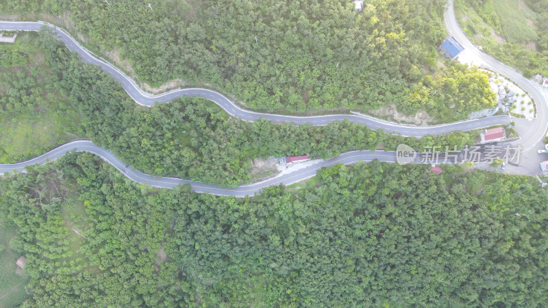 航拍大山蜿蜒盘山公路