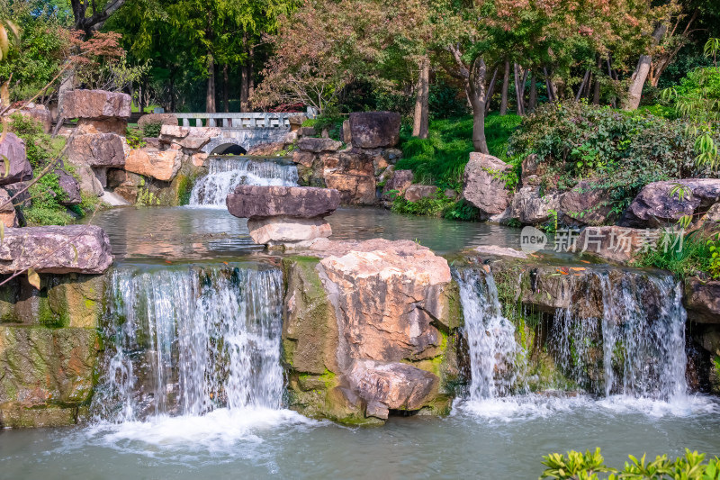 晴朗的午后，扬州瘦西湖江南园林风景