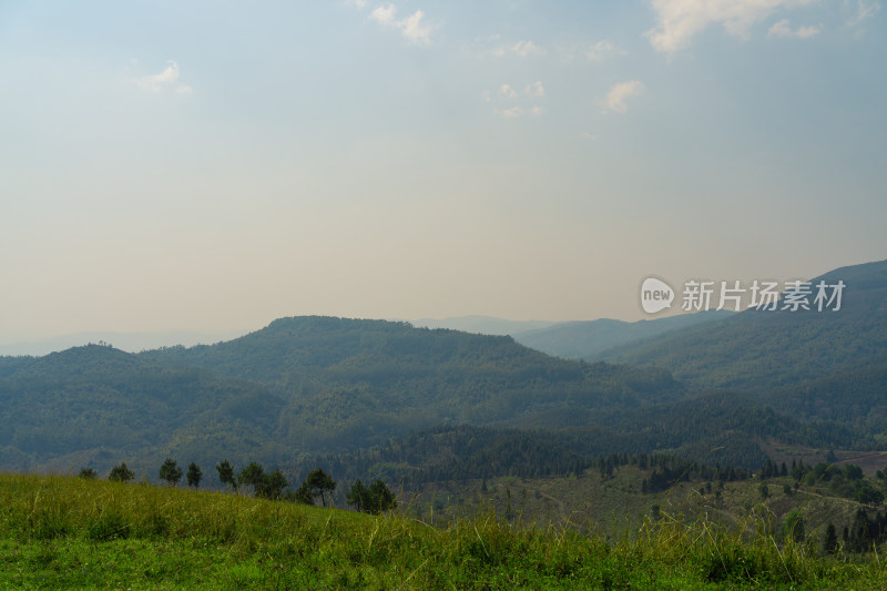 高山草甸蓝天户外风光