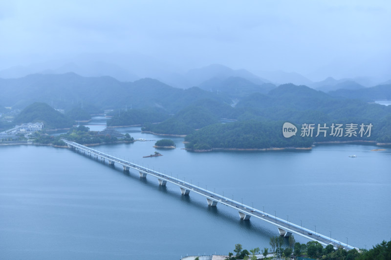 天屿山顶俯视千岛湖大桥，千岛湖自然风光