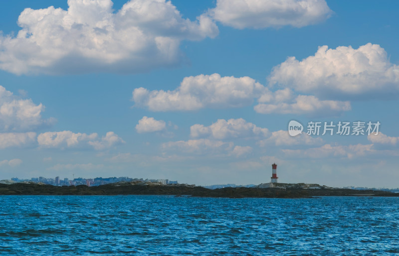 海上灯塔蓝天白云的自然景观