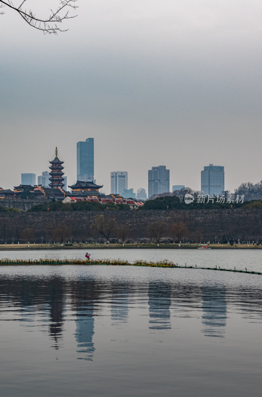 南京玄武湖紫峰大厦鸡鸣寺倒影景观