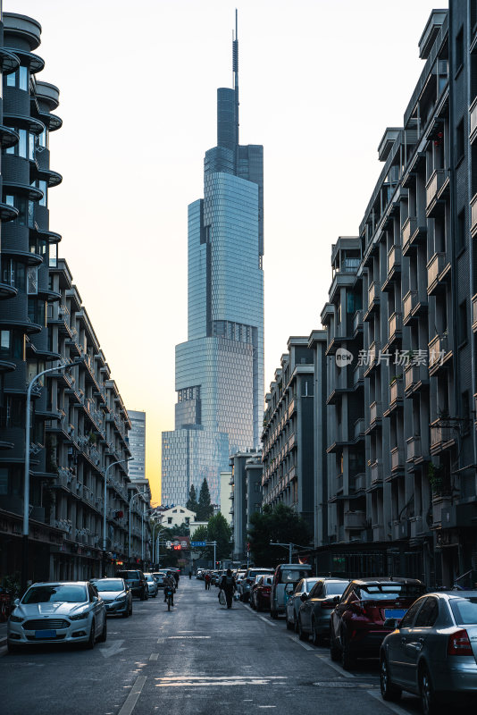 南京紫峰大厦与城市街道