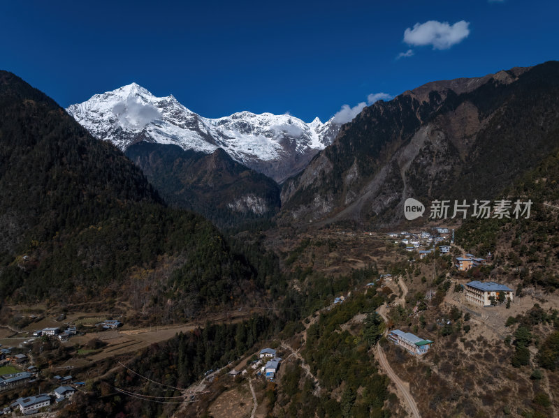 云南香格里拉雨崩村梅里雪山秋色高空航拍