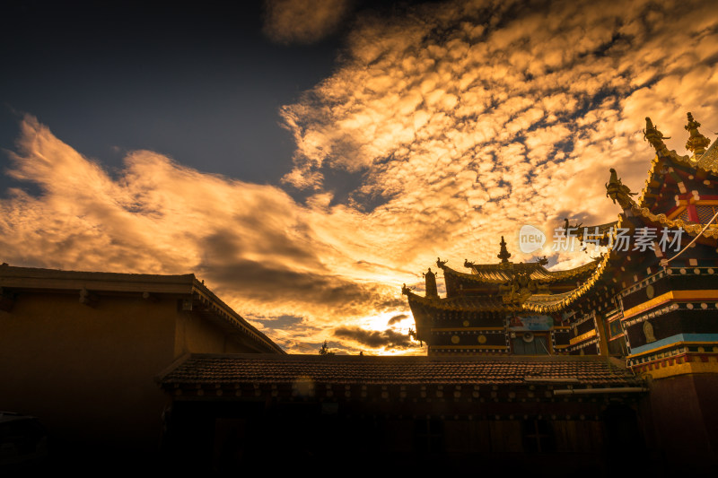 日落天空下的寺院