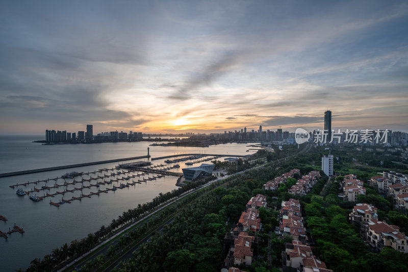 海南海口CBD滨海城市暮色的城市天际线