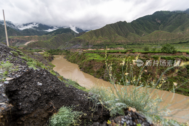 云雾缭绕下的草原山峰