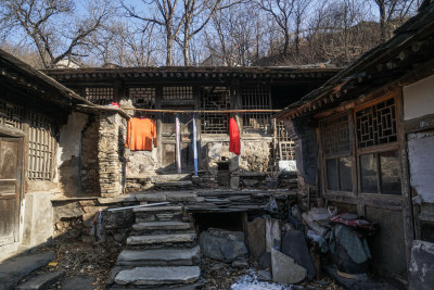 古村荒废的房屋古宅庭院