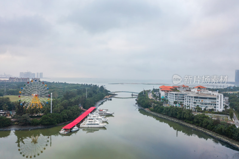 海南海口万绿园摩天轮与游艇