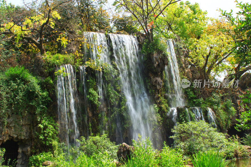 水潭瀑布天空