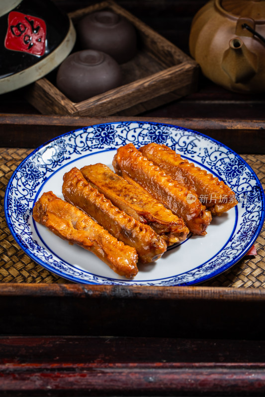 中式美食卤味鸭中翅