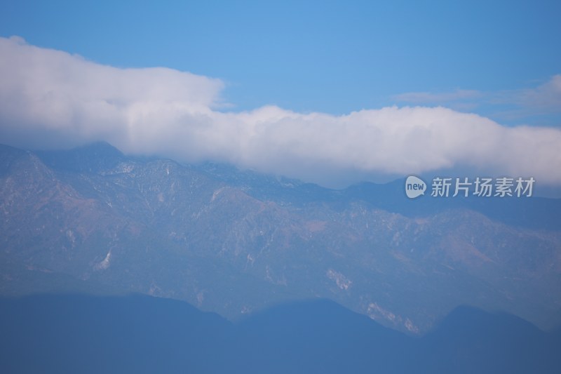 蓝天白云下的连绵山脉苍山洱海壮丽景象