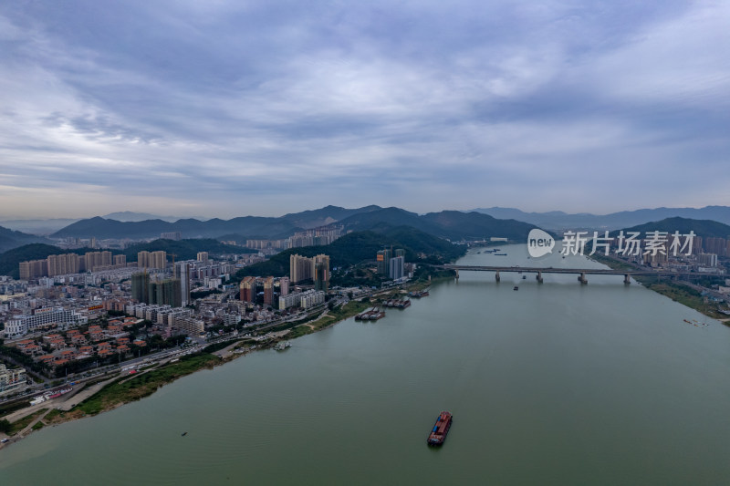 广东肇庆西江清晨风光航拍摄影图