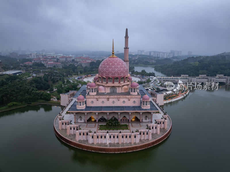 马来西亚布城粉色水上清真寺建筑景观航拍