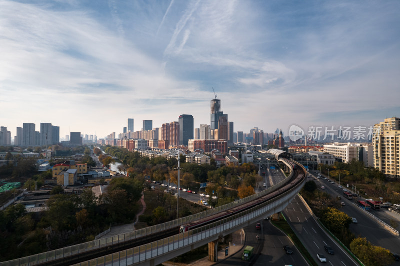 城市高峰驶离站台开往天津市中心的地铁