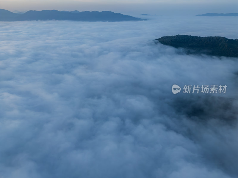 航拍云海之上的山峦