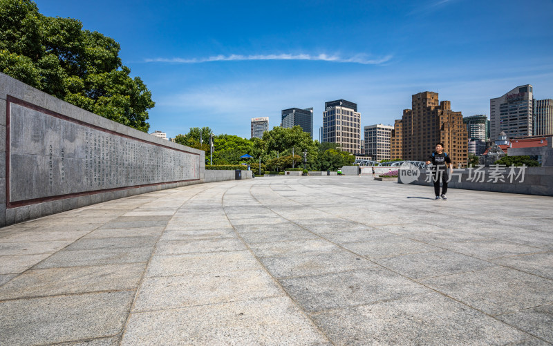 上海外滩外白渡桥陆家嘴黄浦江城市景观