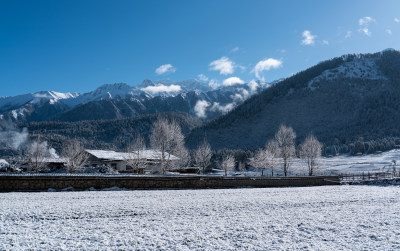 冬天雪后的西藏林芝鲁朗镇田园风光