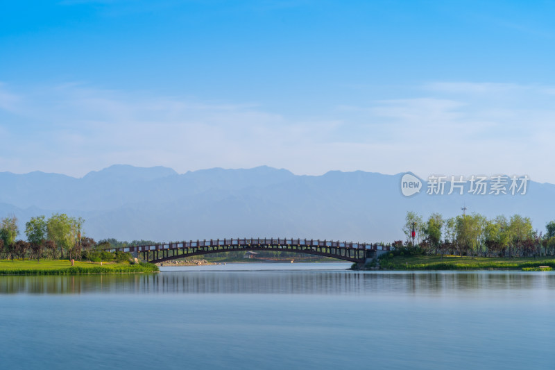 夜幕下的湖水和远山西安昆明湖