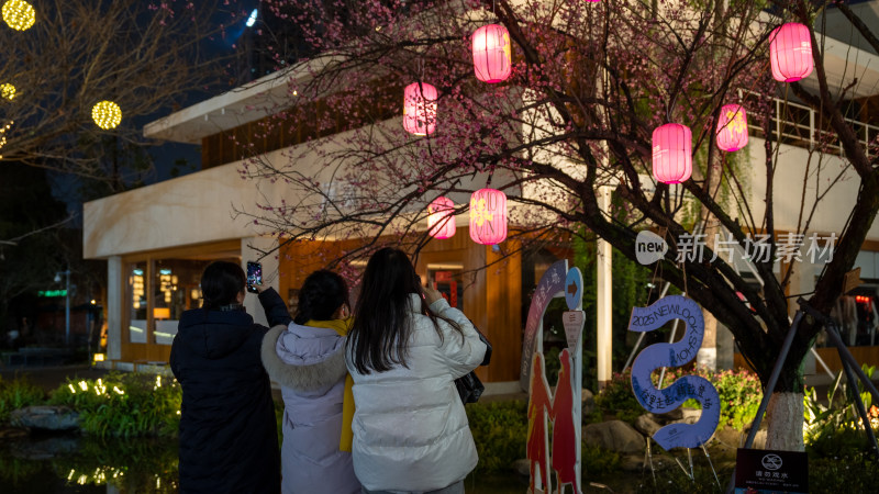 成都高新区铁像寺水街的新年氛围