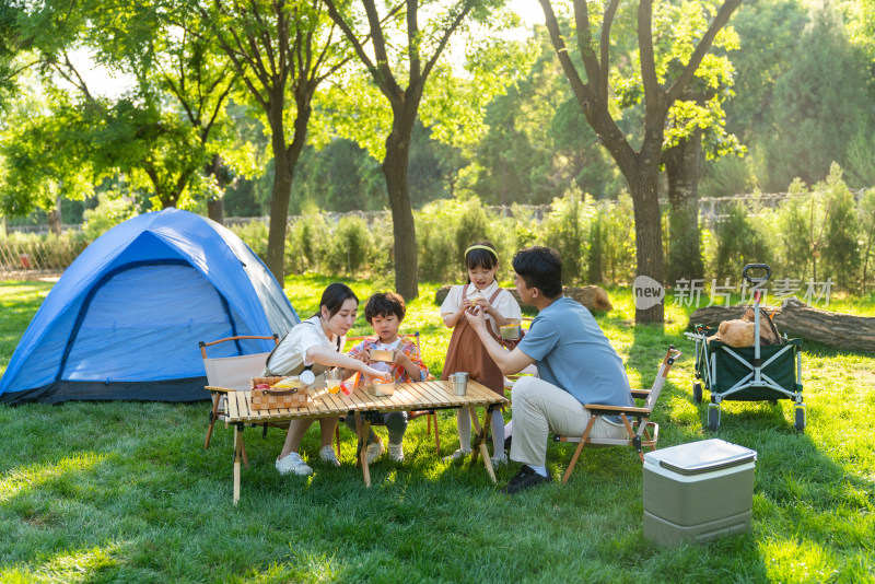 一家四口在露营地野餐