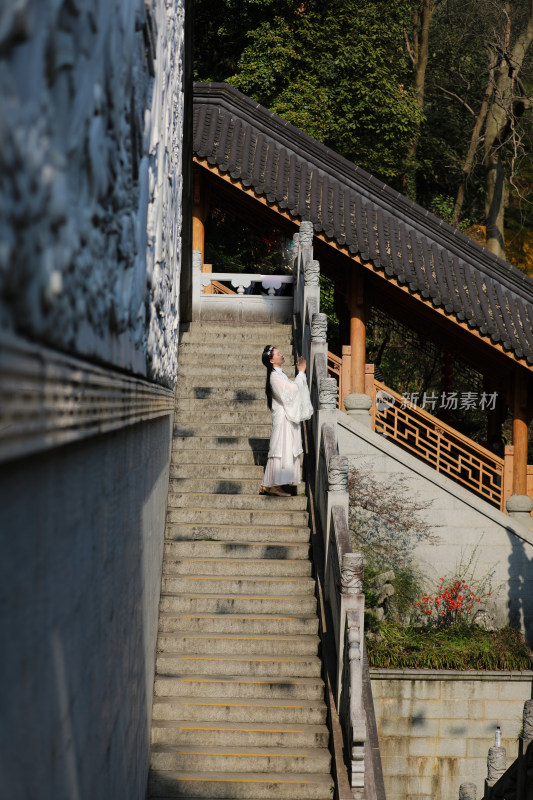 中国杭州上天竺法喜寺穿汉服的美女