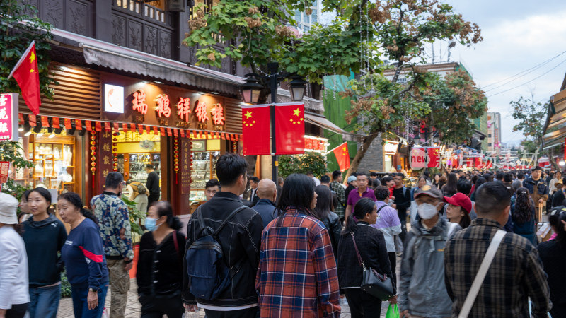 国庆云南昆明南屏步行街的市民与游客众多