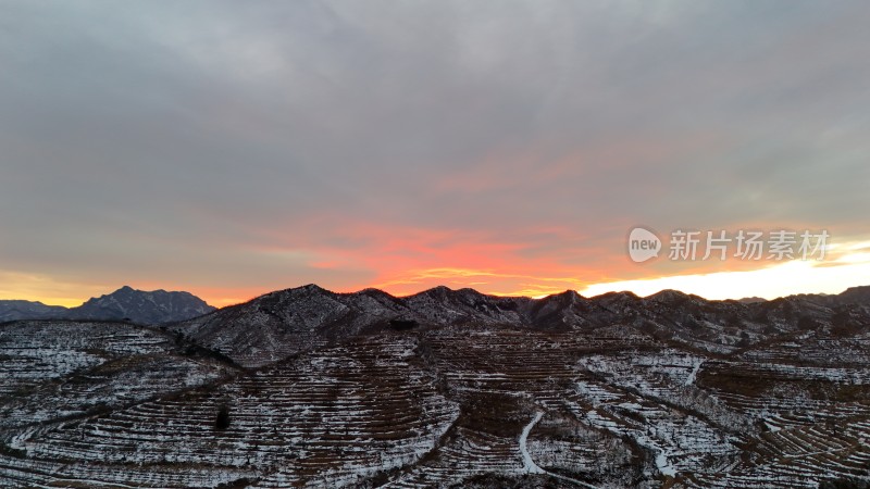 夕阳下的雪山梯田景象