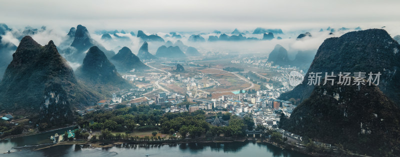 桂林阳朔山水环绕的城镇俯瞰