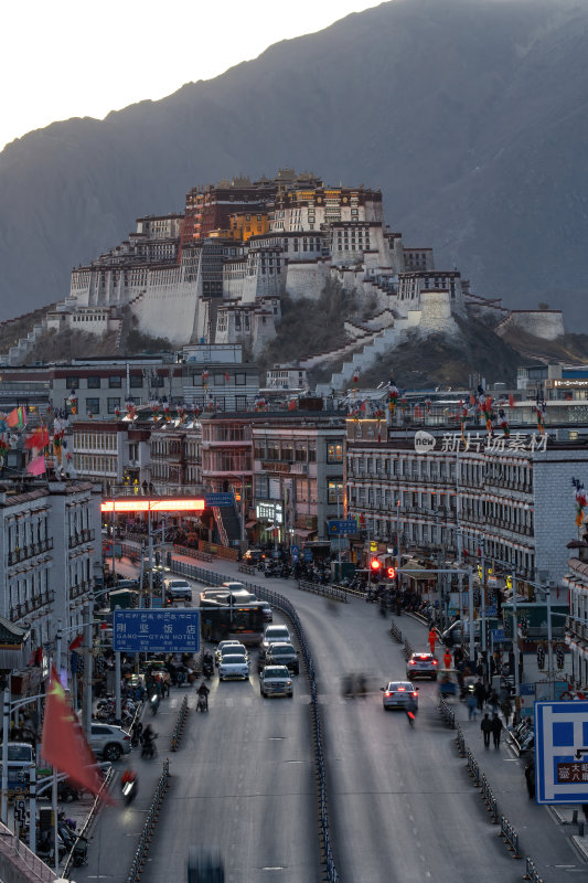 西藏拉萨布达拉宫夜景与车流高原宫殿建筑群