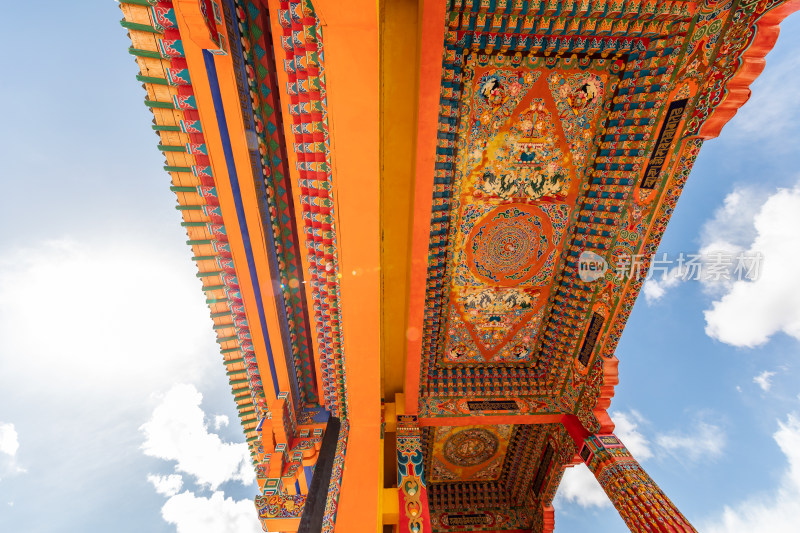 蓝天白云下的阿坝各莫寺寺院建筑