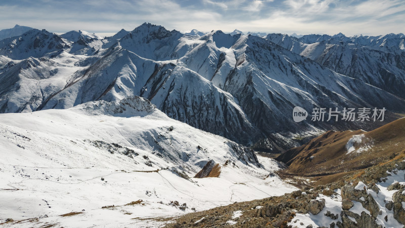 壮观雪山群自然风景