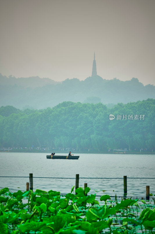 晨雾弥漫的西湖景区