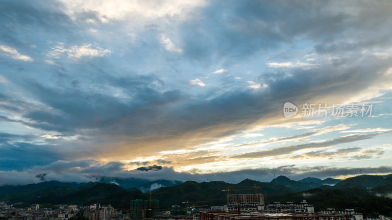 雨后云雾缭绕景色十分壮观