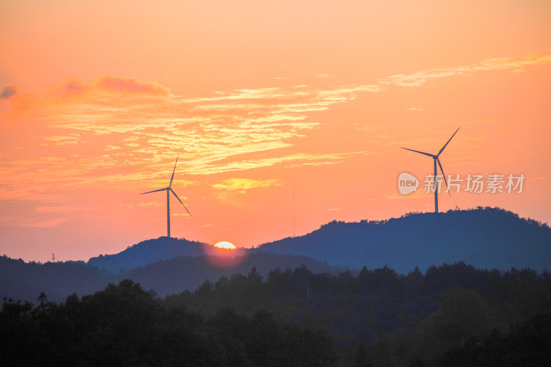 日落时分山间风力发电机景观