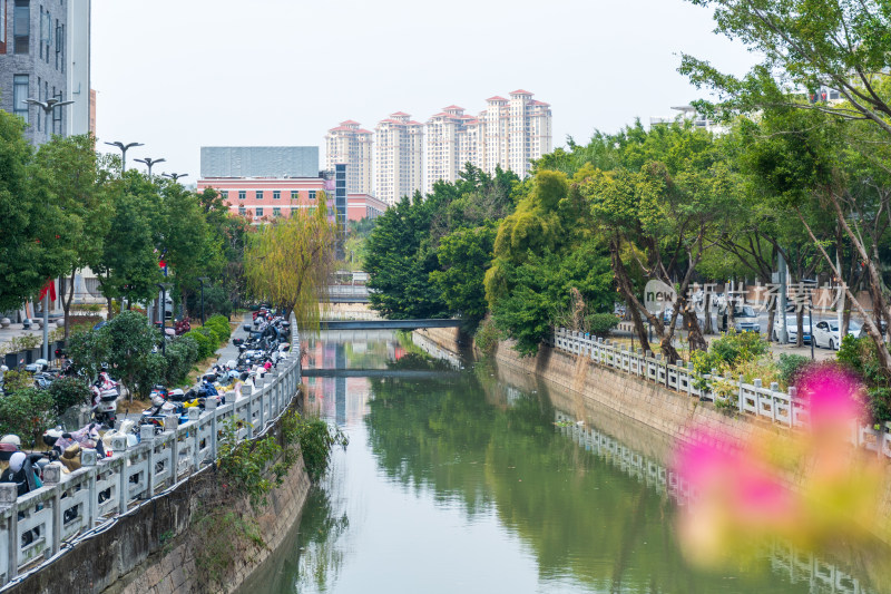 城市河道旁停放的电动车景观