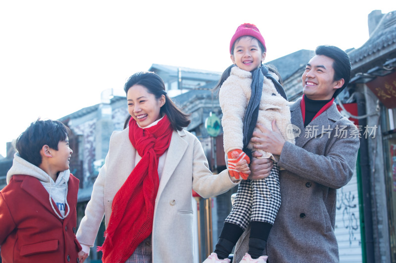 幸福的一家人逛街旅行