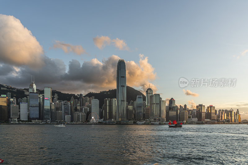 香港维多利亚港城市天际线的壮观景象