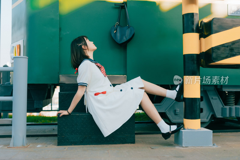 户外着水手服的清纯女生