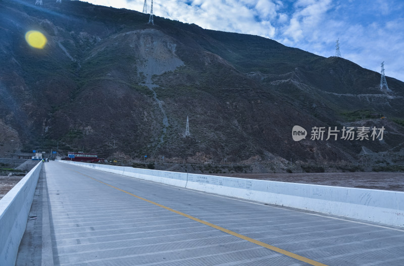 川藏交界竹巴龙318国道金沙江大桥