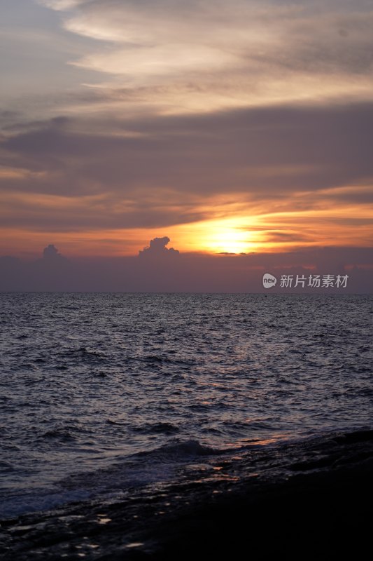 海边日落天空与海面景观