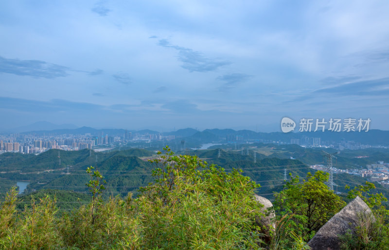 深圳羊台山绿色连绵群山与城市建筑