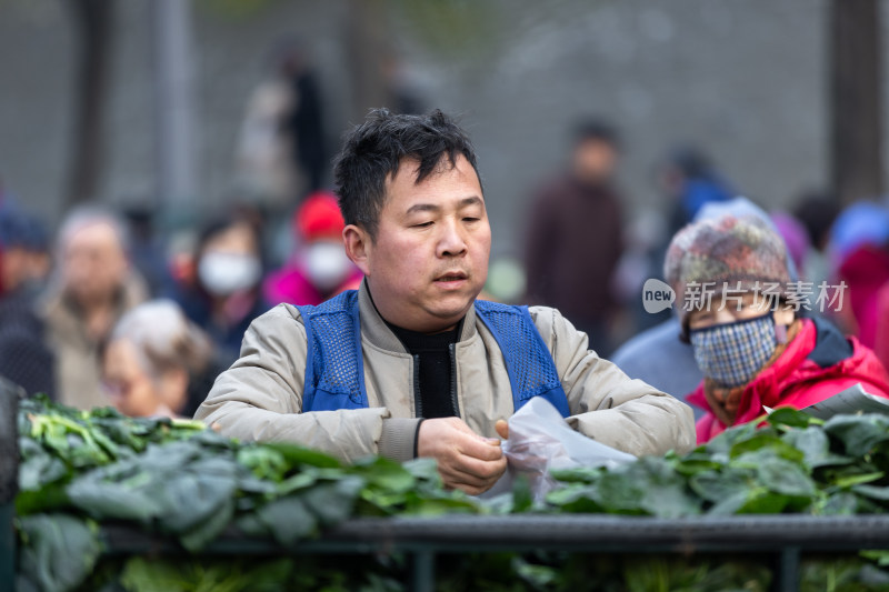 早市买菜卖菜的人们