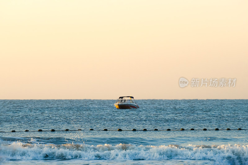 海上日出时分波浪翻涌的美丽景象