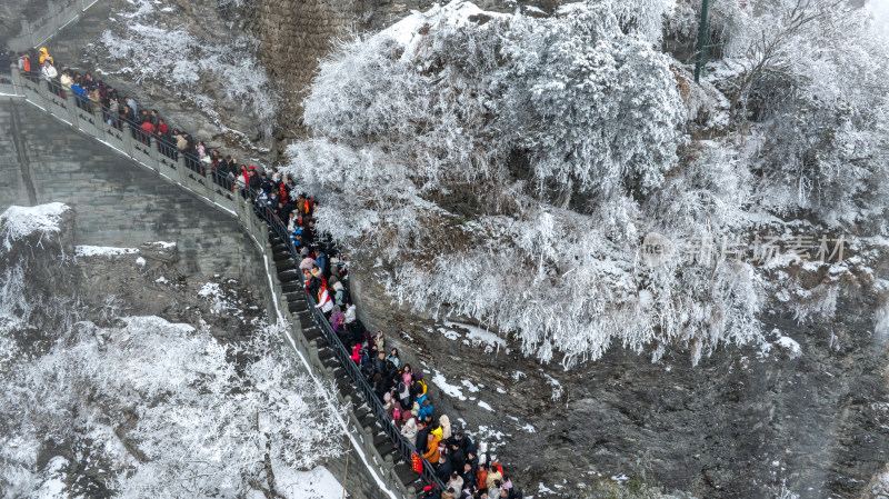 武当山金顶雪后游客排队上山游览