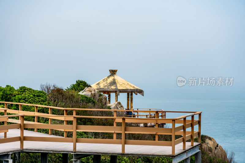 海边木质栈道与观景亭