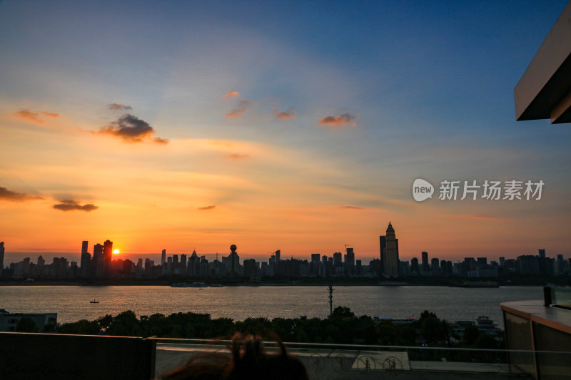 武汉武昌万象城落日剧场，长江沿线江滩落日