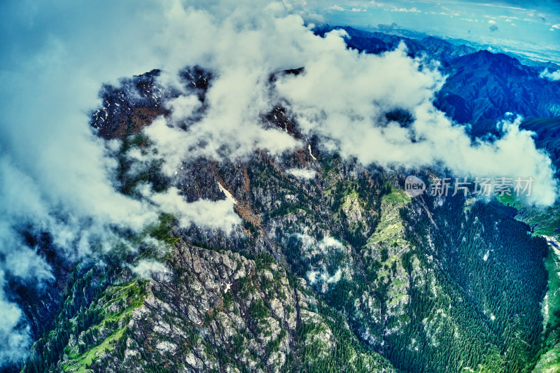 云海中的天山